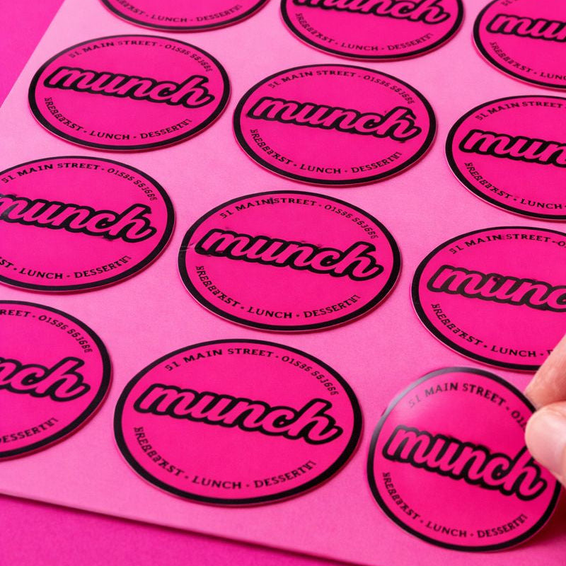 Neon roze stickers op een vel.