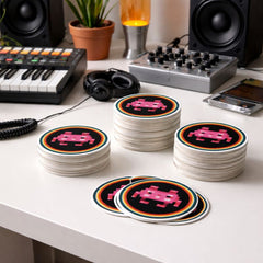 Ronde folie stickers op tafel met invader