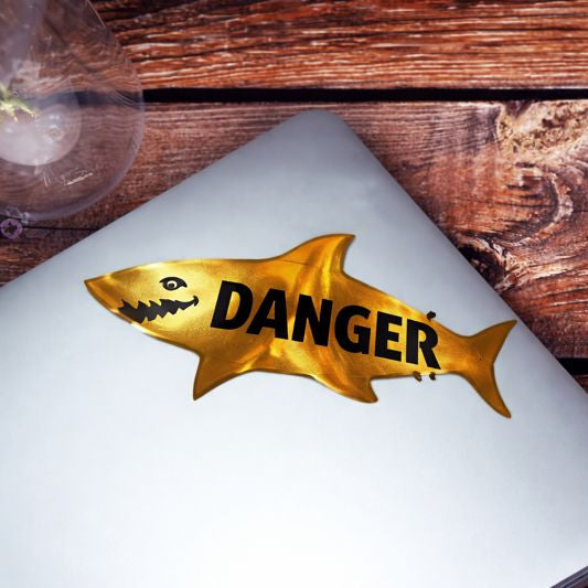 gouden haai sticker op een imac