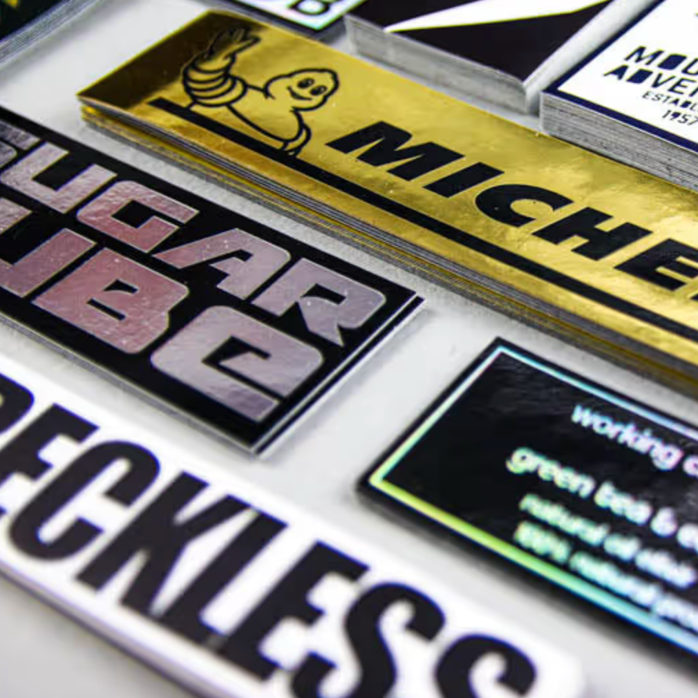 stapels met vinyl stickers