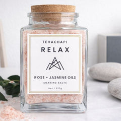 Glazen fles met vierkant stickervel op de voorkant