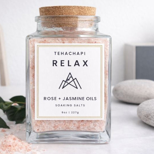 Glazen fles met vierkant stickervel op de voorkant